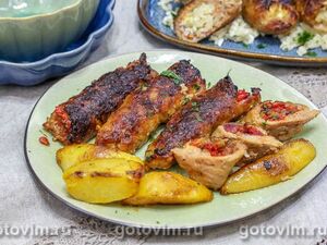 Мясные рулетики из фарша с жареным беконом и перцем