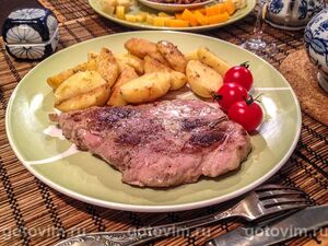 Стейк из свиной шейки с лимоном, перцем и чесноком на сковроде